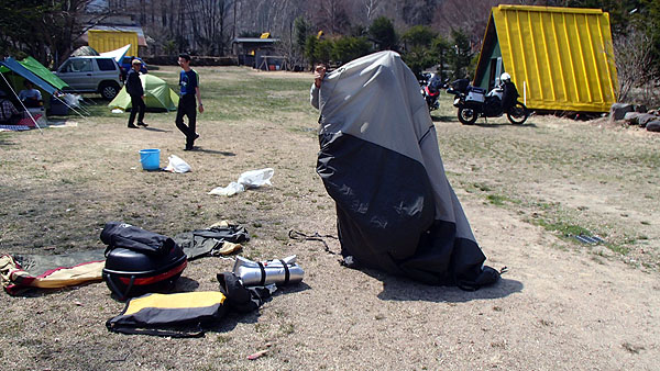 何故かテントを被ってます